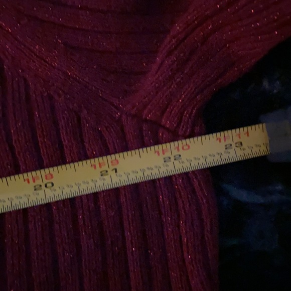 Women’s Context burgundy ribbed turtleneck w buttons on sleeve. No size tag - Picture 8 of 8